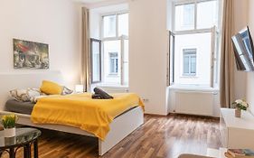 Peaceful 1Br Apt. Near Metro Station Laengenfeldg.